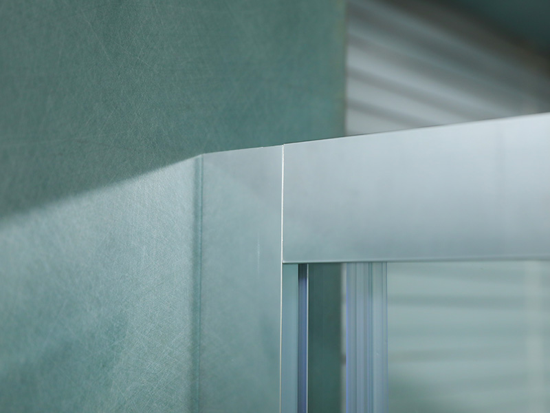 SQUARE liukuva suihkukaappi, kirkas karkaistu lasi painatuksella, valkoinen alumiiniprofiili, kaksireikäinen kahva, tarjottimella SQUARE liukuva suihkukaappi, kirkas karkaistu lasi painatuksella, valkoinen alumiiniprofiili, kaksireikäinen kahva, tarjottimella