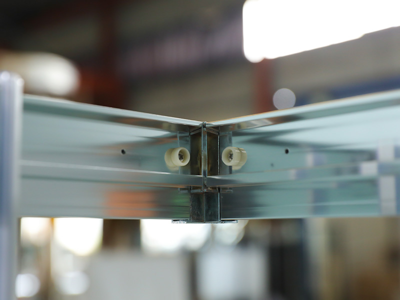 SQUARE liukuva suihkukaappi, kirkas karkaistu lasi painatuksella, valkoinen alumiiniprofiili, kaksireikäinen kahva, tarjottimella SQUARE liukuva suihkukaappi, kirkas karkaistu lasi painatuksella, valkoinen alumiiniprofiili, kaksireikäinen kahva, tarjottimella