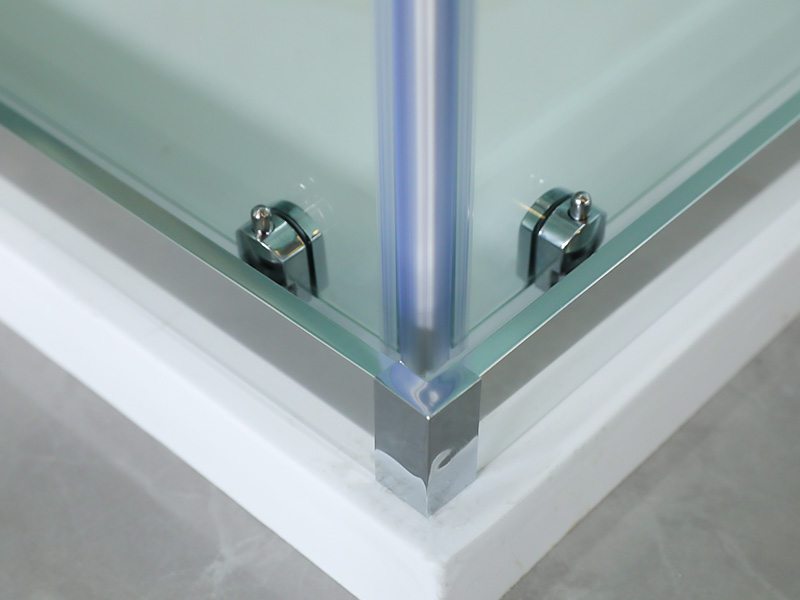 SQUARE liukuva suihkukaappi, kirkas karkaistu lasi painatuksella, valkoinen alumiiniprofiili, kaksireikäinen kahva, tarjottimella SQUARE liukuva suihkukaappi, kirkas karkaistu lasi painatuksella, valkoinen alumiiniprofiili, kaksireikäinen kahva, tarjottimella