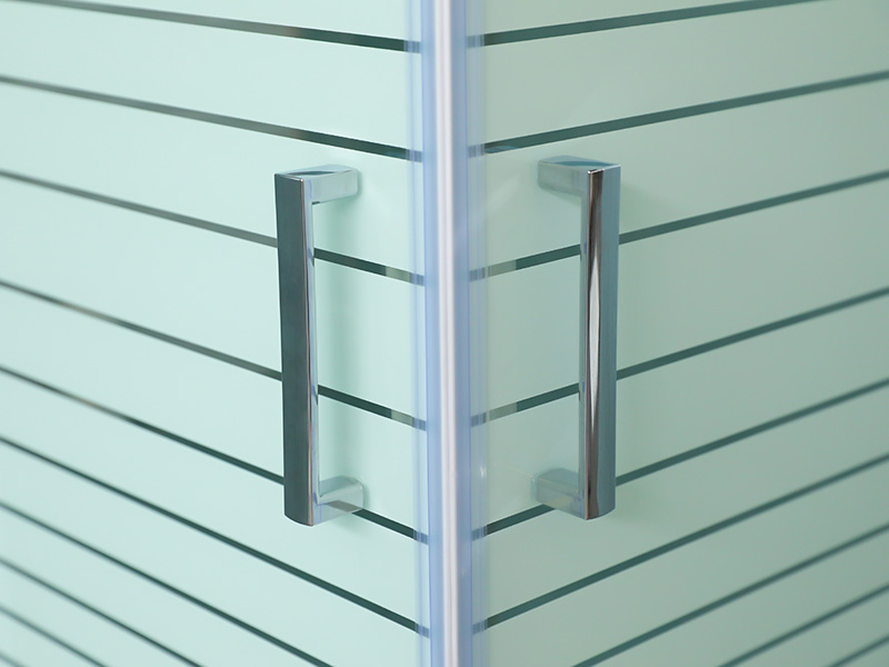 SQUARE liukuva suihkukaappi, kirkas karkaistu lasi painatuksella, valkoinen alumiiniprofiili, kaksireikäinen kahva, tarjottimella SQUARE liukuva suihkukaappi, kirkas karkaistu lasi painatuksella, valkoinen alumiiniprofiili, kaksireikäinen kahva, tarjottimella