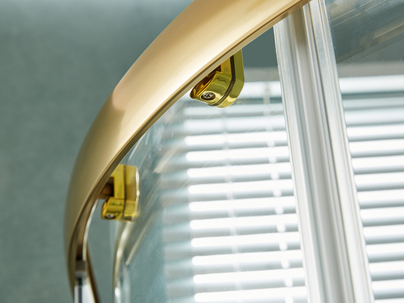 SE liukuva suihkukaappi, kirkas karkaistu lasi, kultainen alumiiniprofiili, kaksireikäinen kahva, ilman alustaa SE liukuva suihkukaappi, kirkas karkaistu lasi, kultainen alumiiniprofiili, kaksireikäinen kahva, ilman alustaa