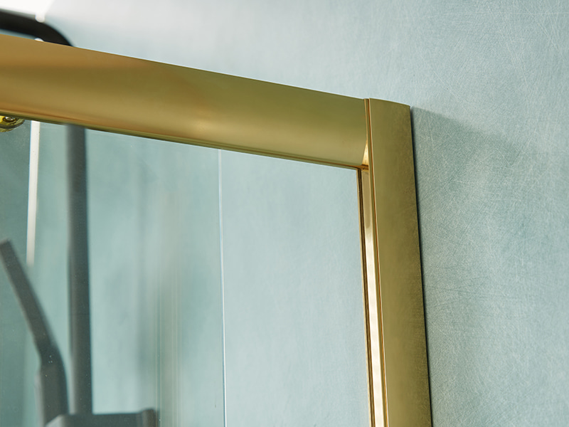 SE liukuva suihkukaappi, kirkas karkaistu lasi, kultainen alumiiniprofiili, kaksireikäinen kahva, ilman alustaa SE liukuva suihkukaappi, kirkas karkaistu lasi, kultainen alumiiniprofiili, kaksireikäinen kahva, ilman alustaa