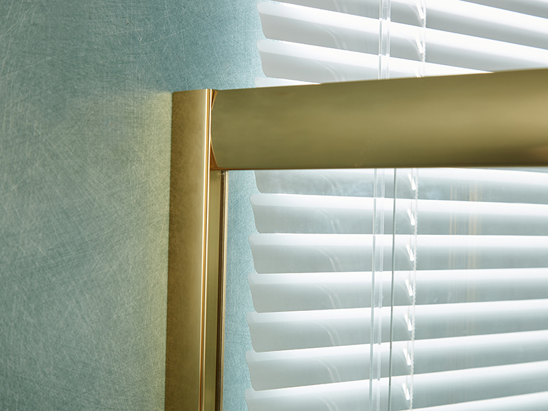 SE liukuva suihkukaappi, kirkas karkaistu lasi, kultainen alumiiniprofiili, kaksireikäinen kahva, ilman alustaa SE liukuva suihkukaappi, kirkas karkaistu lasi, kultainen alumiiniprofiili, kaksireikäinen kahva, ilman alustaa