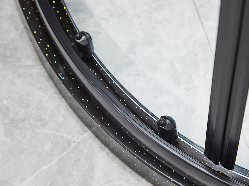 SE liukuva suihkukaappi, kirkas karkaistu lasi, musta alumiiniprofiili, kaksireikäinen kahva, ilman alustaa SE liukuva suihkukaappi, kirkas karkaistu lasi, musta alumiiniprofiili, kaksireikäinen kahva, ilman alustaa