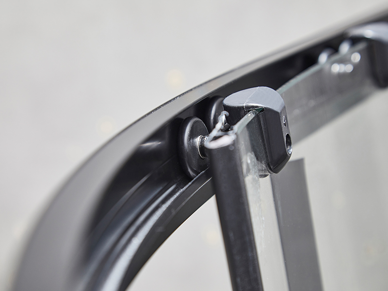 SE liukuva suihkukaappi, kirkas karkaistu lasi, musta alumiiniprofiili, kaksireikäinen kahva, ilman alustaa SE liukuva suihkukaappi, kirkas karkaistu lasi, musta alumiiniprofiili, kaksireikäinen kahva, ilman alustaa