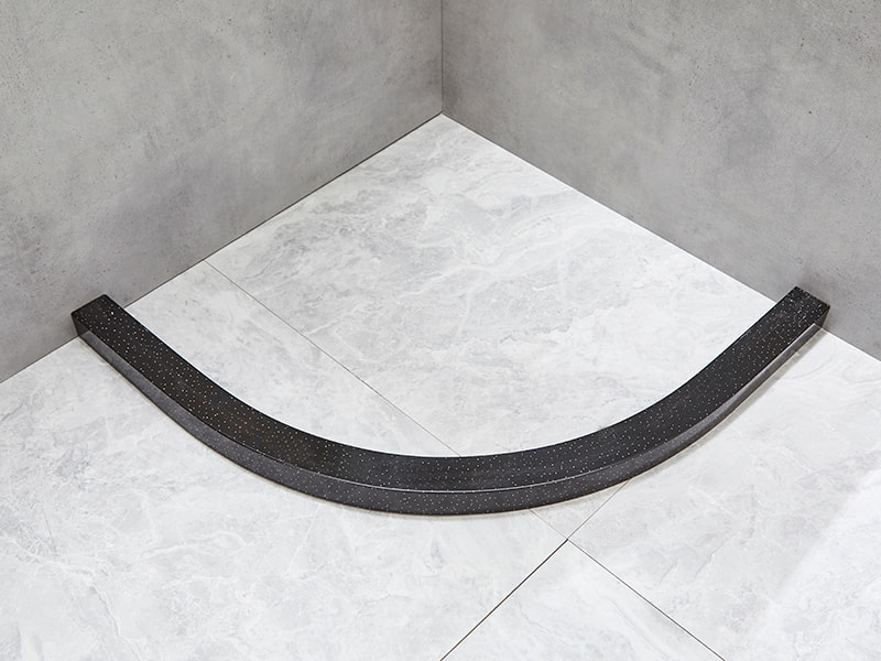 SE liukuva suihkukaappi, kirkas karkaistu lasi, musta alumiiniprofiili, kaksireikäinen kahva, ilman alustaa SE liukuva suihkukaappi, kirkas karkaistu lasi, musta alumiiniprofiili, kaksireikäinen kahva, ilman alustaa